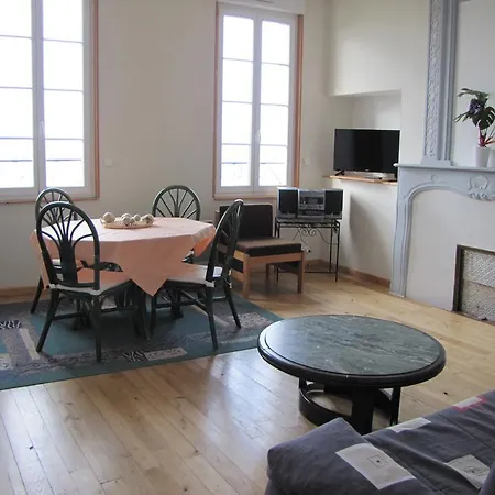 怡待布吉蒙图瓦斯32公寓 日蒙