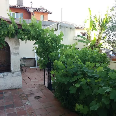 怡待布吉蒙图瓦斯32公寓 *